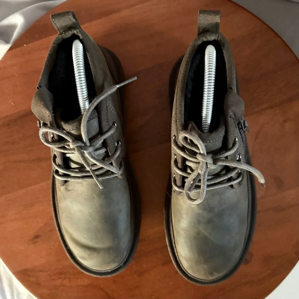 UGG Neumel Zip Chukka Boots Mens Size 6 Grey Leather Side Zip Fur‎ Lined Unisex